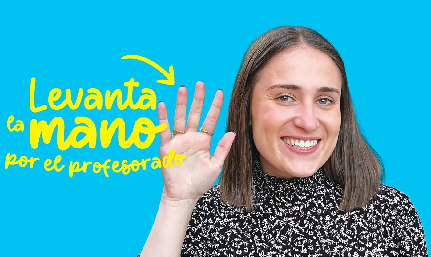 Fotografía de una mujer levantando la mano y al fondo el texto 'Levanta la mano por el profesorado'.