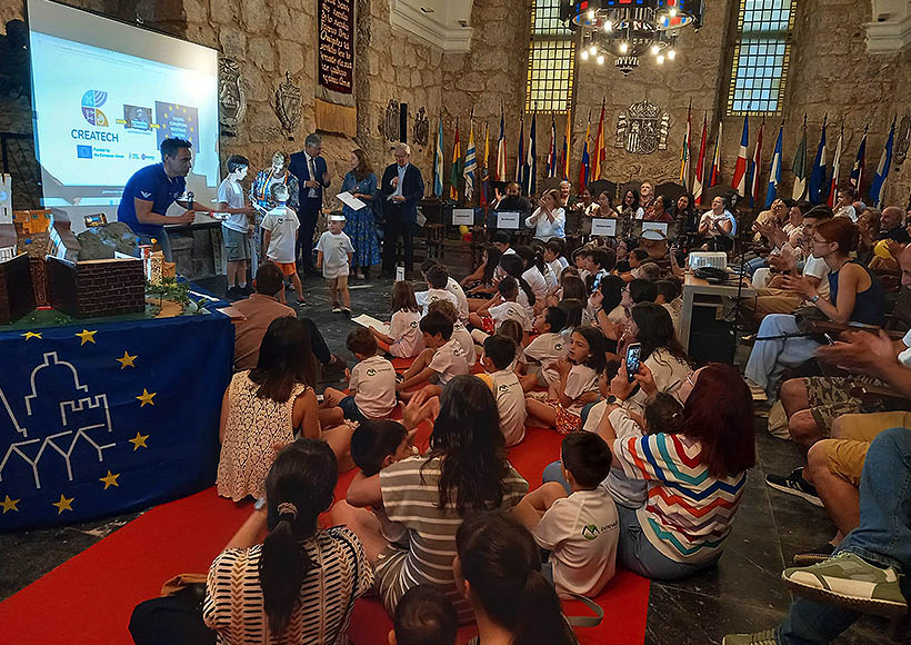 Alumnos y familiares del CRA Entrevalles (San Millán de la Cogolla, La Rioja).