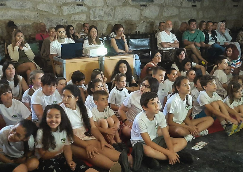 Alumnos y familiares del CRA Entrevalles (San Millán de la Cogolla, La Rioja).