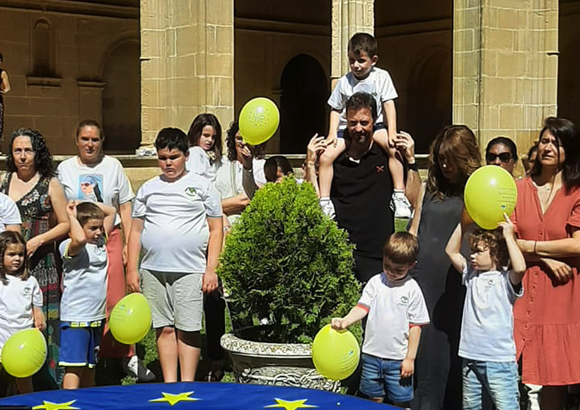 Alumnos y familiares del CRA Entrevalles (San Millán de la Cogolla, La Rioja).