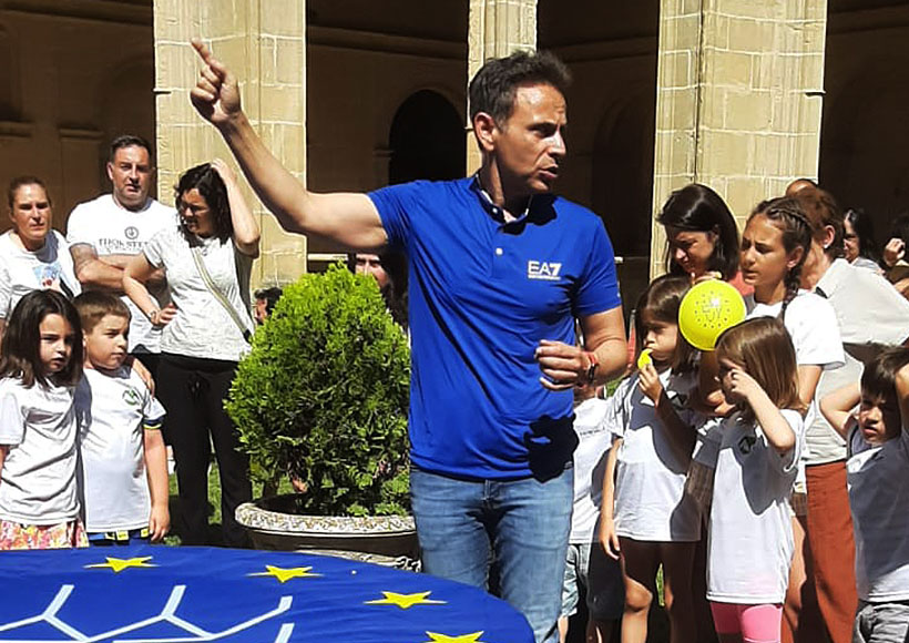 Alumnos y familiares del CRA Entrevalles (San Millán de la Cogolla, La Rioja).