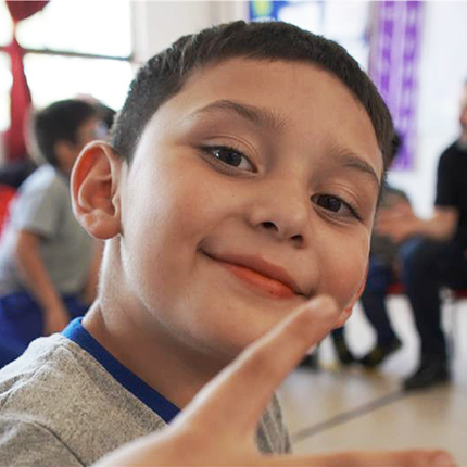 Fotografía de niño en un aula escolar.