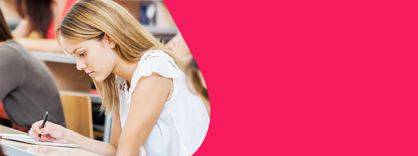 Imagen para encabezado con alumna en clase tomando notas.
