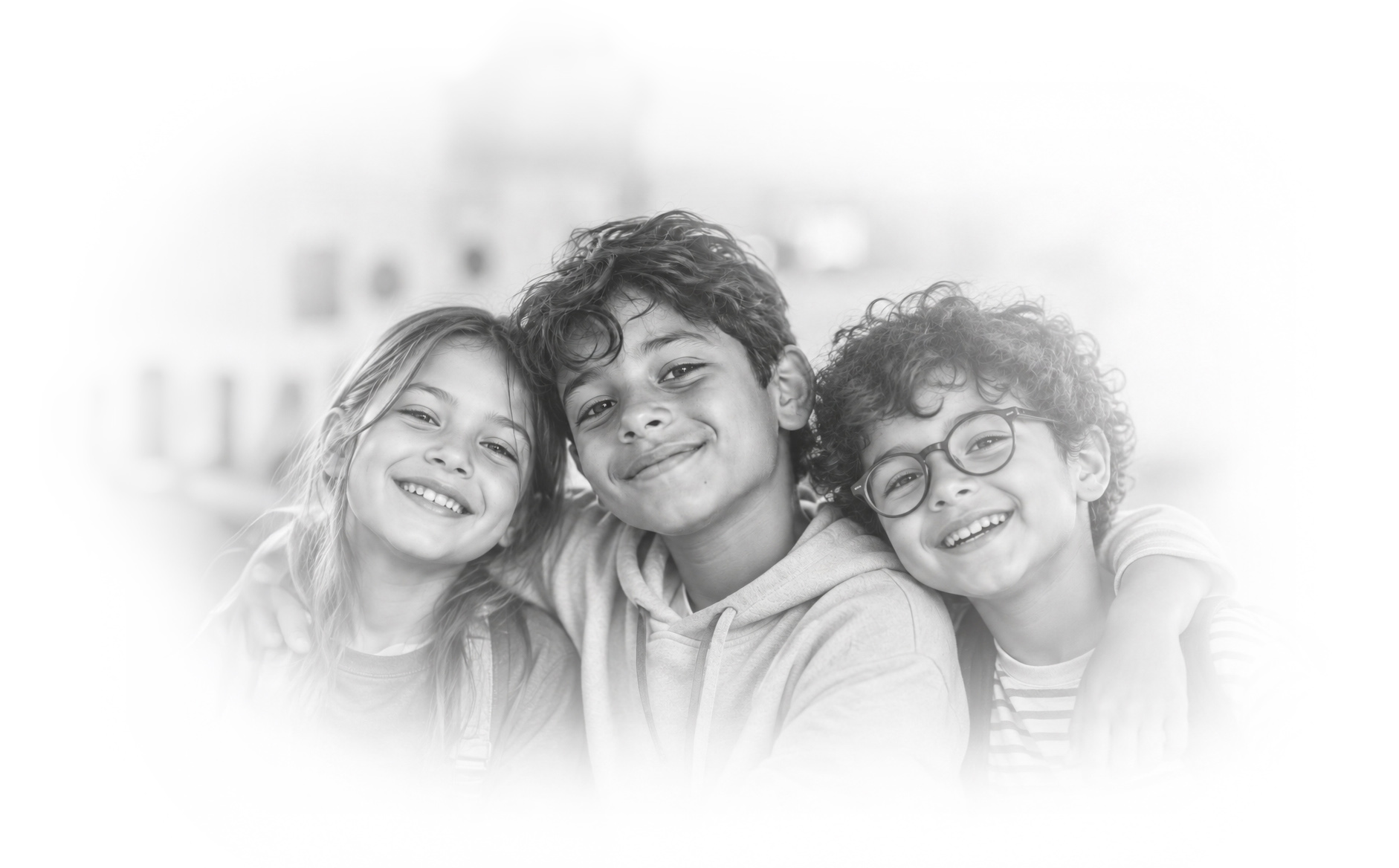 Fotografía en blanco y negro de tras niños.